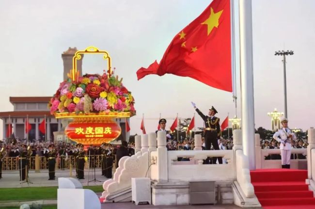 热血沸腾！今晨30多万人齐聚天安门 齐唱国歌看升旗