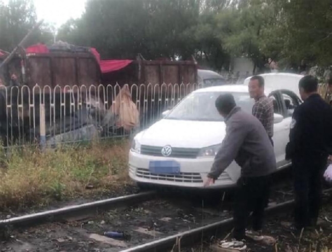 鹤岗一小轿车意外驶入铁轨逼停火车，目击者：事发运煤专线，火车速度不快