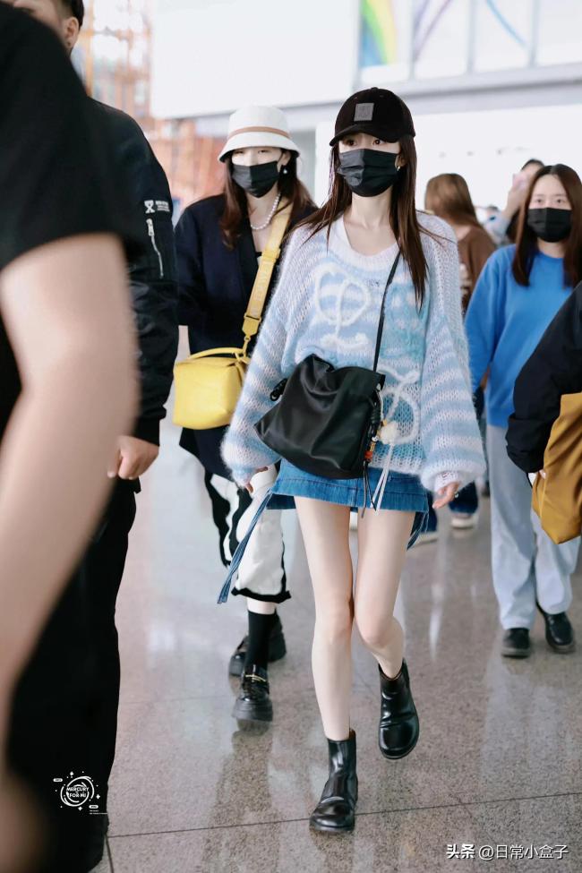 杨幂回国造型清新 手机壁纸上写着“谨言慎行”