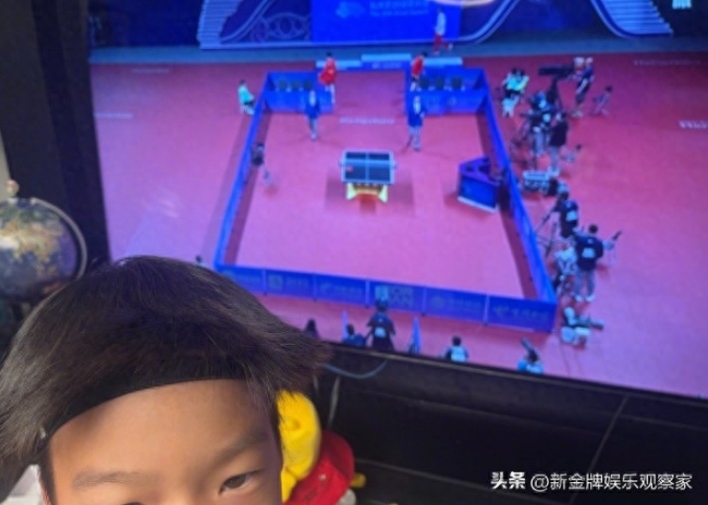 吴京谢楠儿子是王楚钦迷弟？不认字画画挺偶像，星二代想当球星？