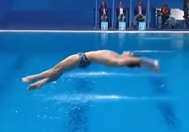 一跳水选手惊现躺姿入水 仅获4.50分