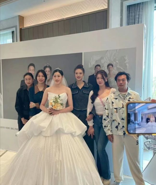 奥运冠军刘晓彤举办婚礼 身穿白色婚纱尽显端庄大气
