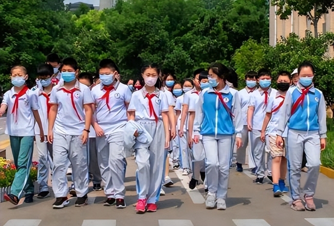 中小学生又要放假了？教育部的回应家长左右为难，小长假说来就来