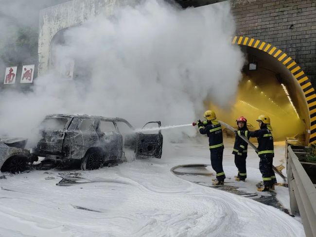 重庆一高速隧道发生车祸：多车追尾起火 一辆车被只剩外壳