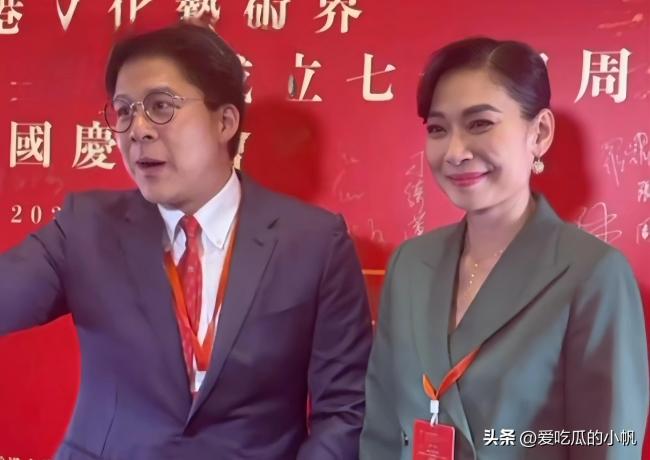 霍震霆霍启刚父子同框，两人侧脸太像啦