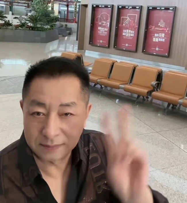 汪小菲和父亲一起出镜 一本正经对着镜头用手比耶