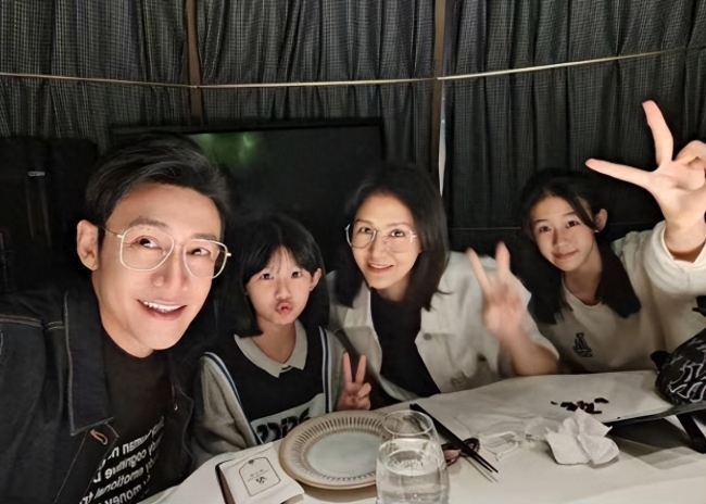 陆毅携妻女上海遛弯,好不甜蜜幸福!