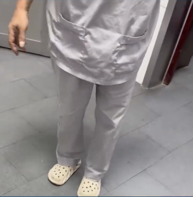 女生公厕换衣服大爷闯入 网友评论：两方都有问题