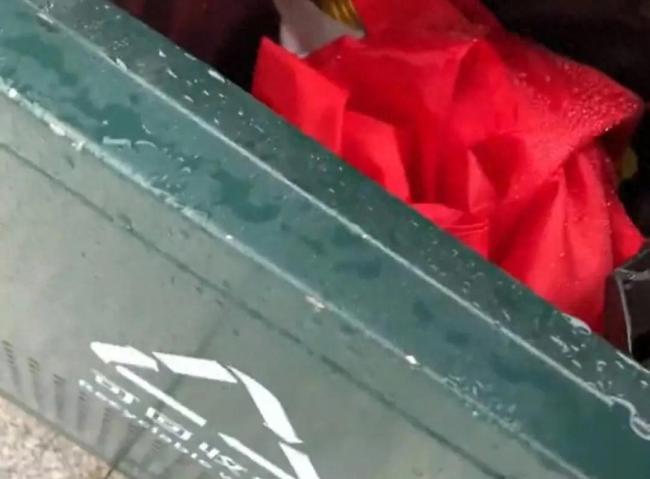 四川一景区国庆节后国旗都扔进了垃圾桶，景区：肯定不是我们扔的会去现场查看