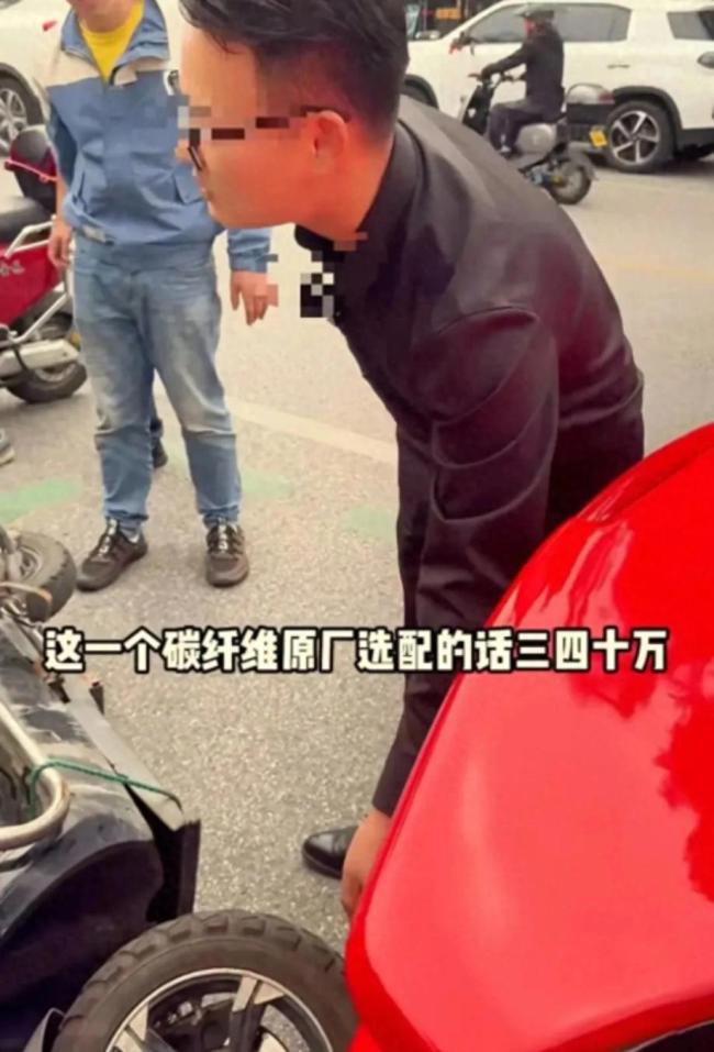 吓到发抖！外卖骑手撞上路边法拉利 车主做法令人意外