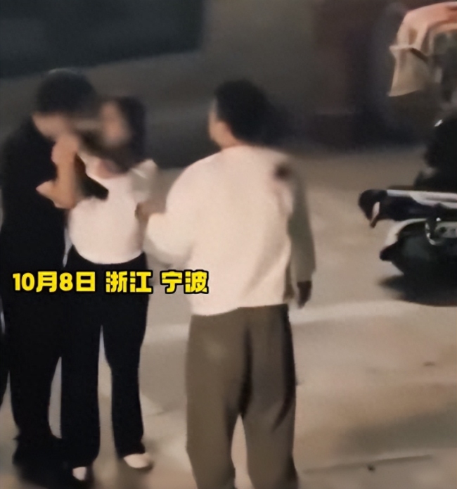 浙江宁波一男子在街头持刀捅人，并挟持一女子当人质