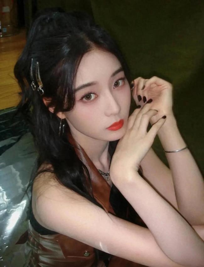 好事将近？曝黄子韬韩国夜店大屏表白徐艺洋 粉丝调侃在国内不敢承认恋情