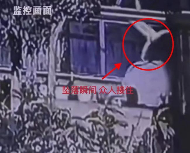 阜阳一男孩坠楼群众撑床单接住，这惊险一瞬刷屏！