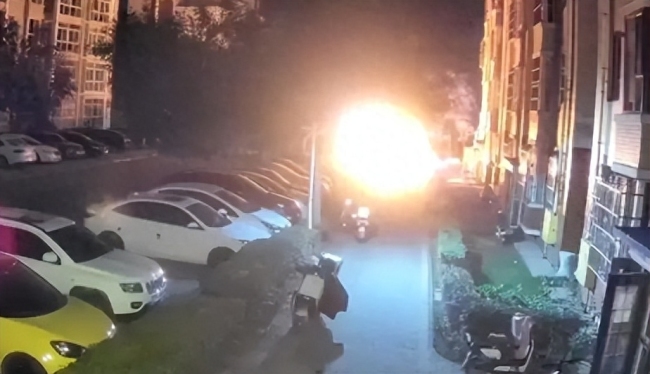 男子抽烟引燃百万越野车，因过失引起火灾被拘留