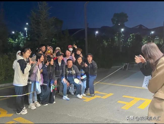 马龙丢下行李和粉丝合照，积极配合粉丝们的要求，一点不扭捏