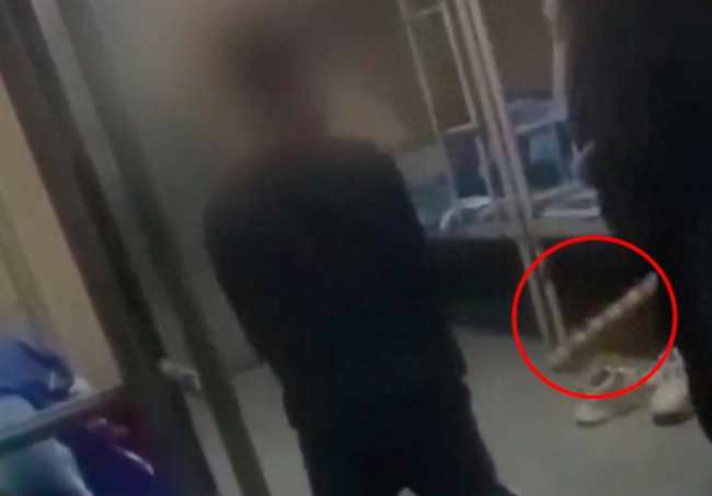 网传男孩宿舍跪地遭同学抽打，当地教育局表示正调查核实