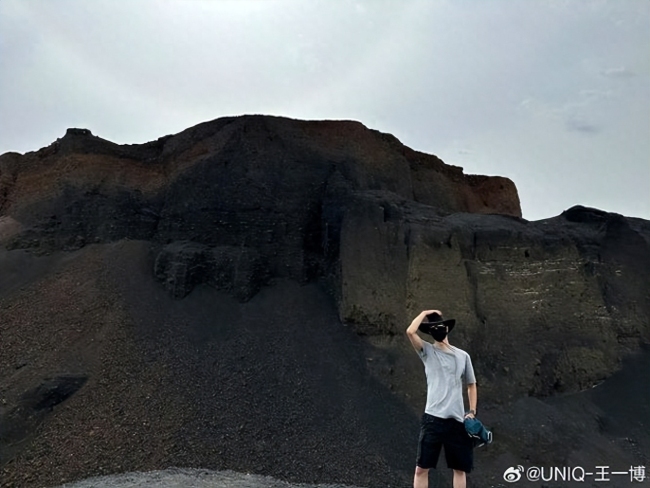 王一博爬山晒出自己旅游照