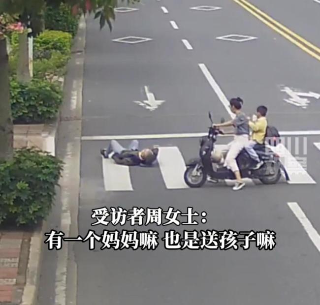 路口监控记录下的一幕：9旬老人街头摔倒众人扶