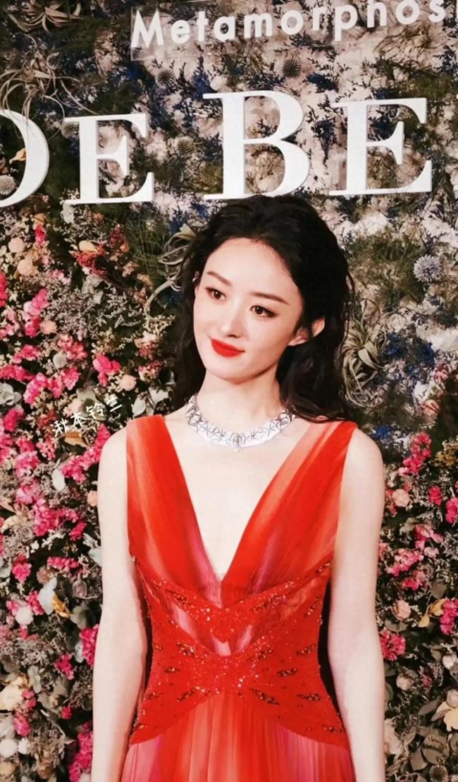 赵丽颖代言戴比尔斯品牌 出席品牌晚宴:红色拖地裙,气场惊人