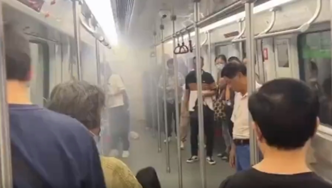 广州地铁乘客充电宝冒烟：乘车过程中请勿使用