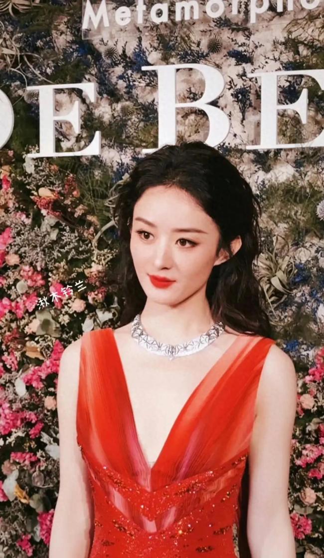 赵丽颖代言戴比尔斯品牌 出席品牌晚宴:红色拖地裙,气场惊人