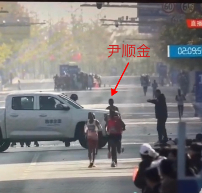 尹顺金被皮卡挡路引争议 大连马拉松回应选手被挡 