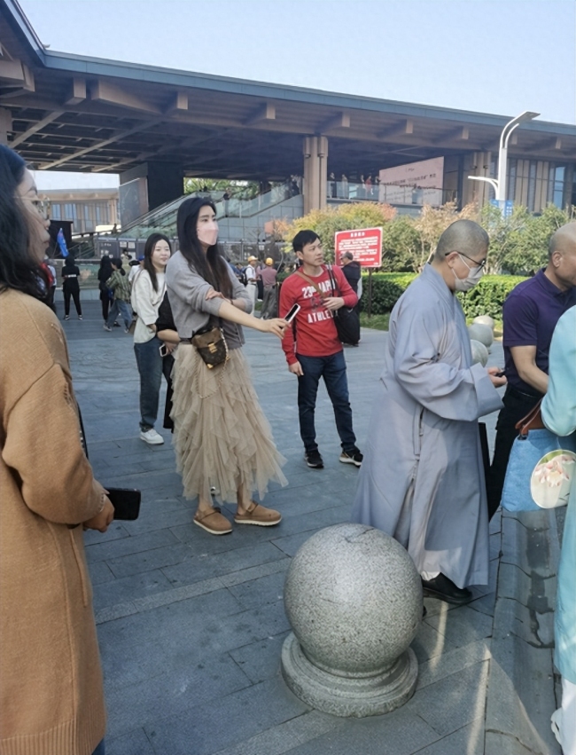 王祖贤在南京游玩被网友偶遇 远远驻足欣赏56岁颜值依旧