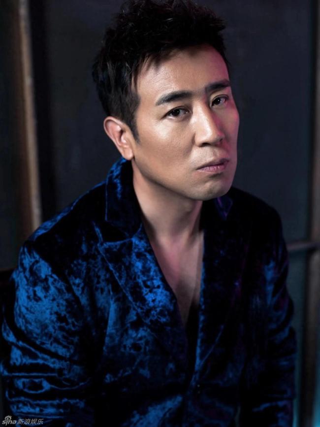 于和伟炫耀华为新机 发自拍照配文:不知道人在哪里身在何处