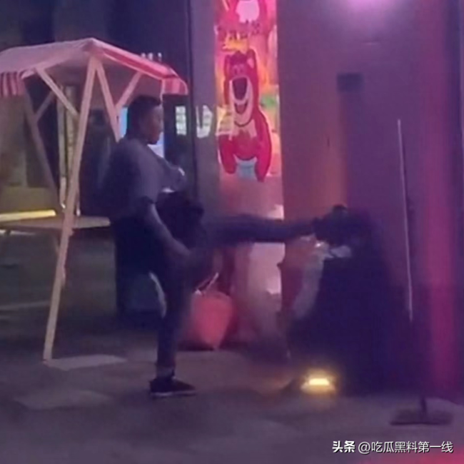 劝都劝不住！怀疑妻子出轨 男子当街踢踹女方 警方赶到将其制服带走