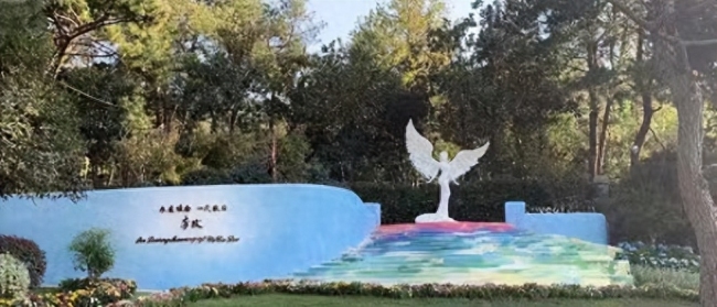 李玟下葬画面曝光，粉丝含泪呼喊送别，老公和继女未现身