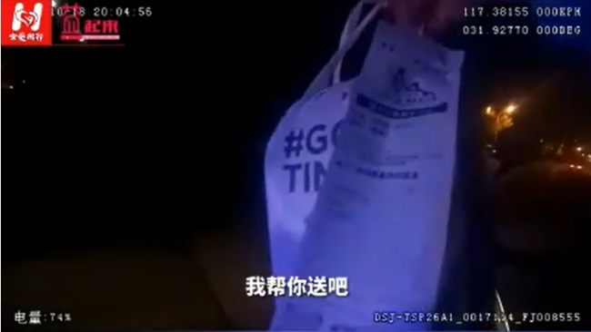 合肥一大二女生夜间兼职遇车祸，交警帮送外卖还不忘让客户给好评