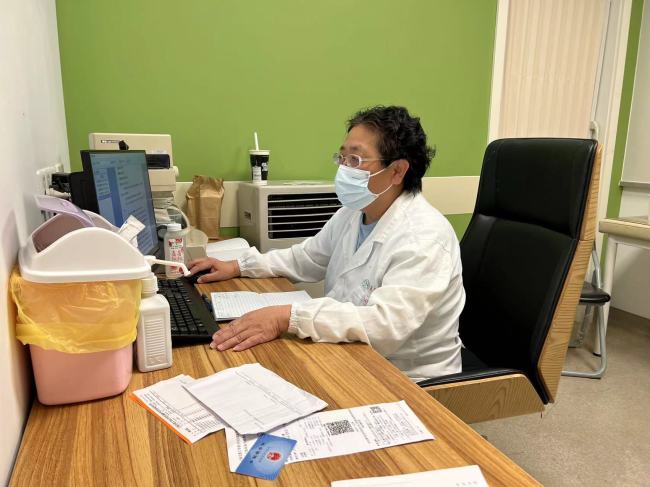 上海交大医学院附属新华医院医生俞慧菊，正在出诊下午4点半后的夜门诊。