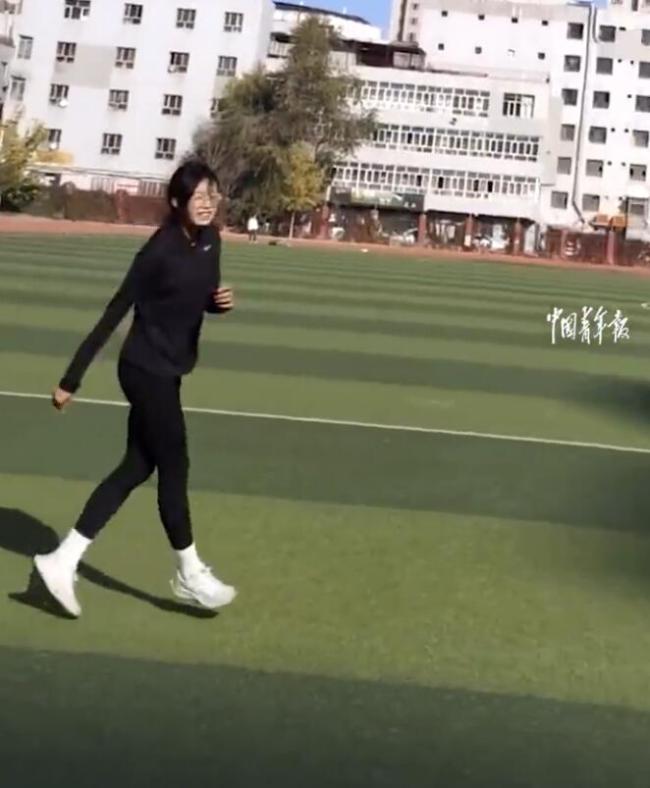 高三女孩成功挑战 “太空滑步”
