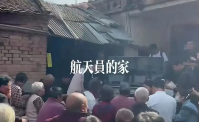江新林老家小院变身“露天影院”儿行千里母担忧！