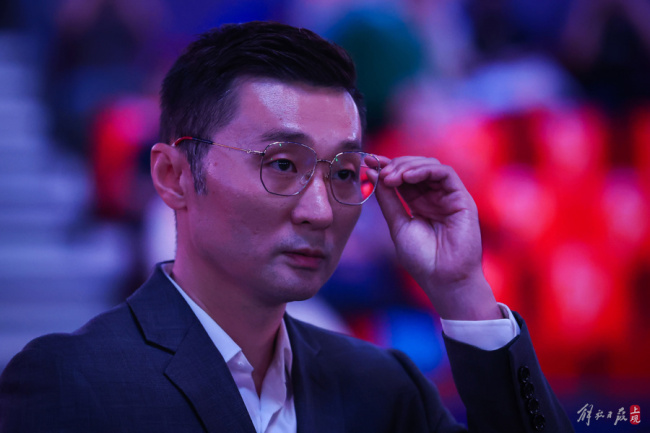 上海男篮双加时1分惜败青岛，姚明见证刘炜8号球衣退役