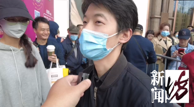 上海实体商场岁末促销人气旺 商城外排队绵延数百米