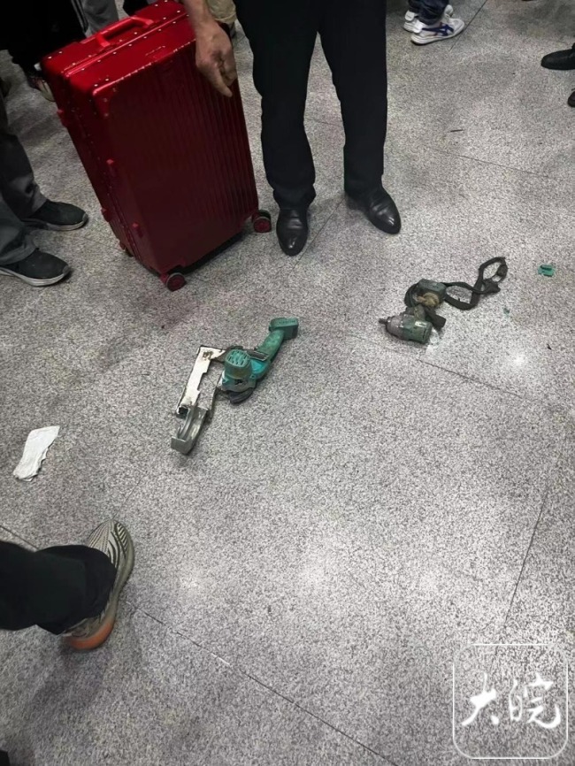 农民工“吃饭的家伙”乘车被拒 站内砸禁带工具？火车站回应