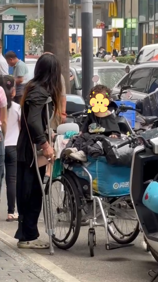 深圳街头的“尿不湿女孩”回家了，两地连夜商讨救助方案，成功送母女返乡安居