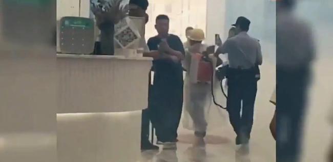 现场一片混乱！男子疑索要工资在售楼部开烟雾机 民警赶到后制止
