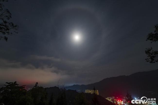 贵州黔东南：夜空现月晕景观