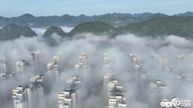 贵州遵义：大雾笼罩城区高楼