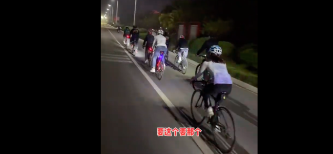骑行队伍中最快的是二八大杠