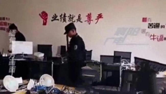 缅甸电诈窝点画面曝光 墙上写：业绩就是尊严