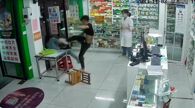 警方谈男子药店内打女子：施暴者已被抓获