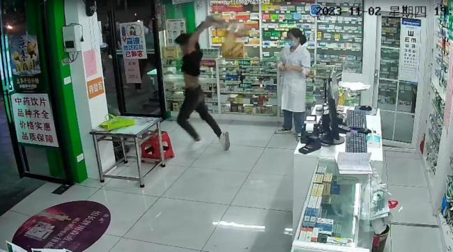 警方谈男子药店暴打女子：男子已被抓获，女子没有生命危险