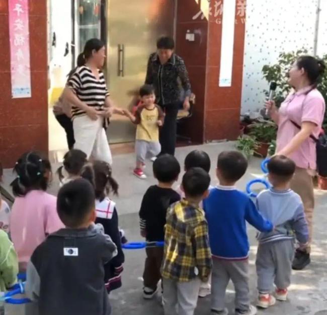 老师带全班来接不想上幼儿园的小朋友 网友：上学最高礼仪了