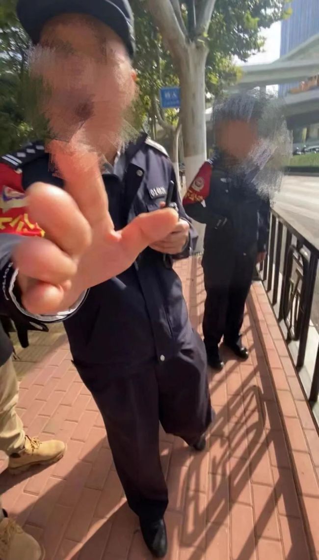 曝记者济南采访被民警抢手机 官方回应