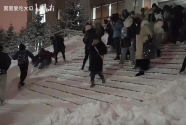 暴雪中的哈尔滨大学生
