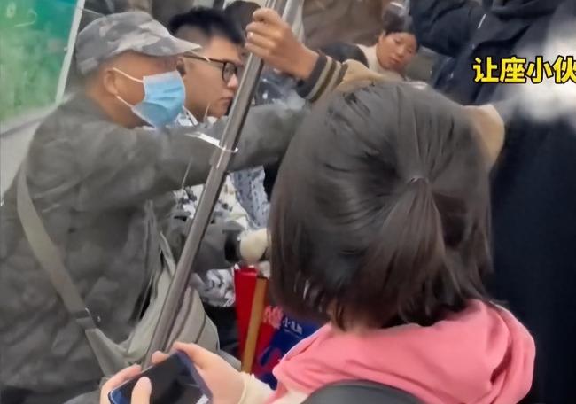 大爷强行要求小伙让座，拒绝道谢还骂人遭正义路人怒怼