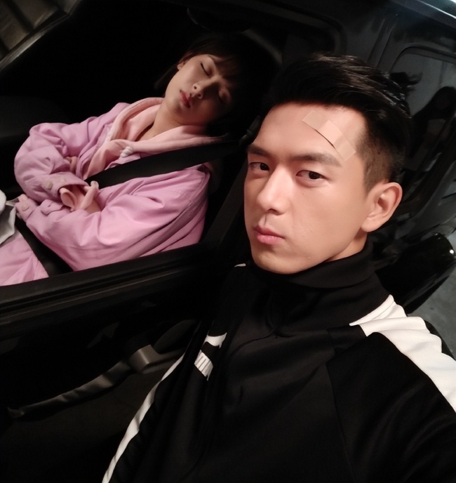 李现连续6年为杨紫庆生 两人被粉丝称为"童颜夫妇"